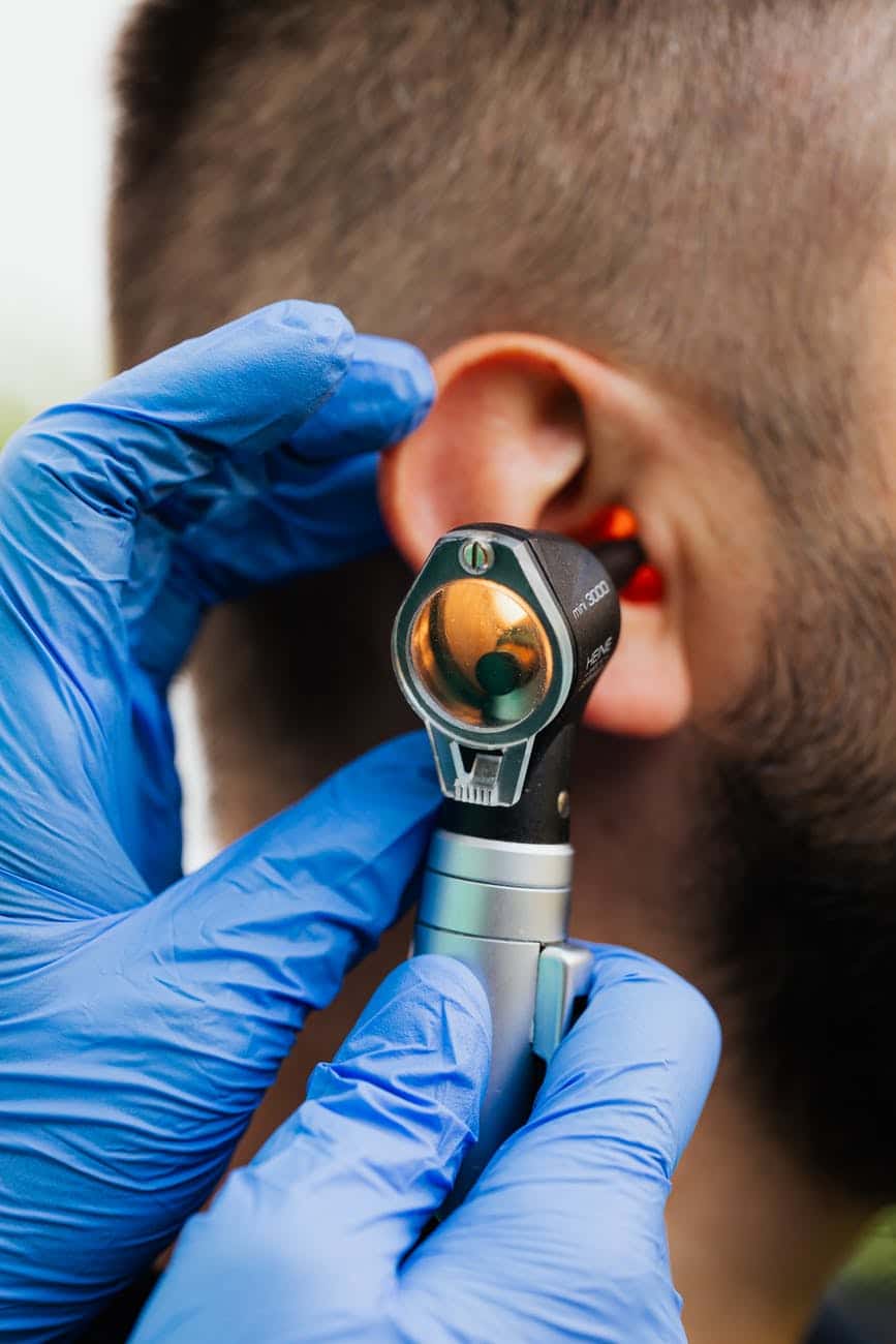  L'homme passe un examen de l'oreille.