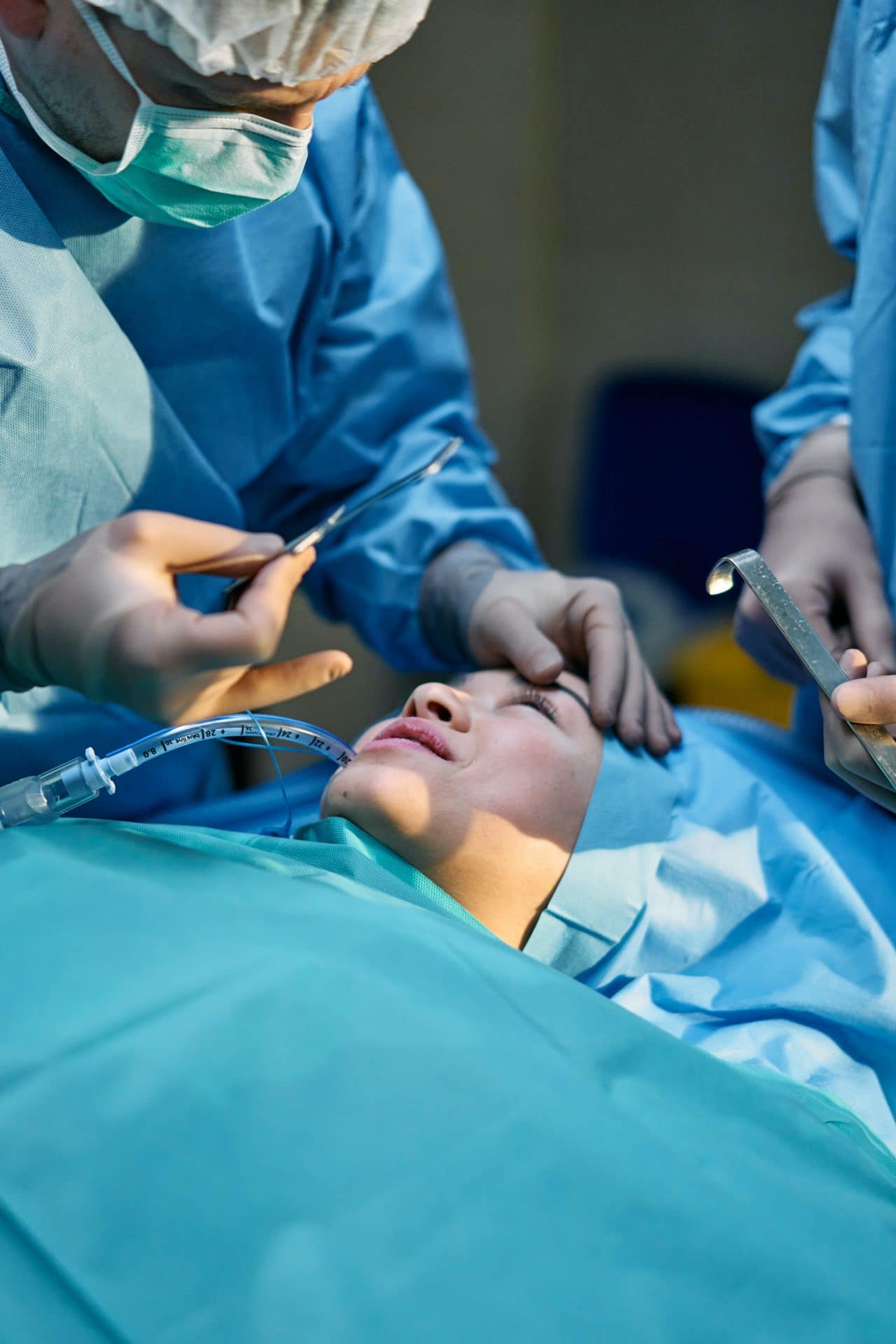 Surgeon abou to perform plastic surgery on patient.